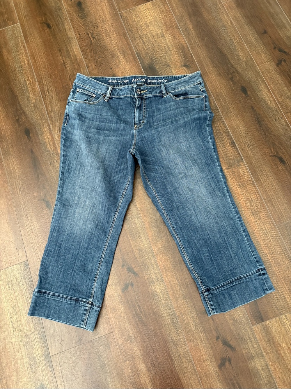 Apt. 9 Medium Blue Denim Cropped Jeans with Cuffed Hem